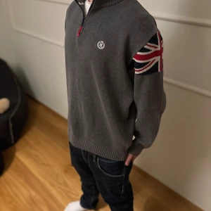 Henry Lloyd Quarterzip - Otroligt fet Henry Lloyd quarterzip med den engelska flaggan på axeln, skön passform samt gosigt material.                                                                Pris kan diskuteras!