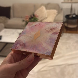 Charlotte Tilbury Glowgasm Face Palette - Glowgasm Face Palette från Charlotte Tilbury med fyra nyanser för ansiktet. Innehåller bronzer, highlighter och rouge i varma, skimrande toner. Använd sparsamt💕💕