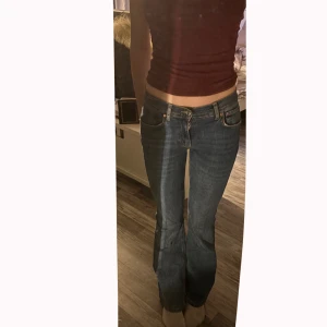 Lågmidjade bootcut jeans  - Blåa lågmidjade jeans från Gina tricot som har en bootcut-stil. Storlek 36  Innerbenslängd: 81cm  Midjemått: 36+lite stretch 