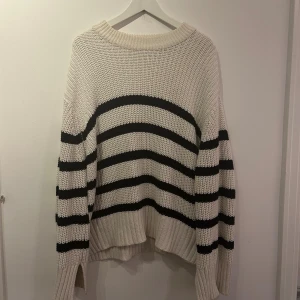 Randig stickad tröja från Gina Tricot - Säljer en oversized stickad tröja från Gina Tricot i storlek XL. 