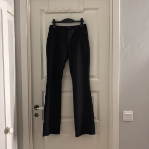 Svarta kostymbyxor från BikBok - Snygga svarta kostymbyxor från BikBok i storlek 34. Byxorna har raka ben med lätt bootcut och klassiska fickor fram och bak. Säljer de då de är försmå för mig.💗💗