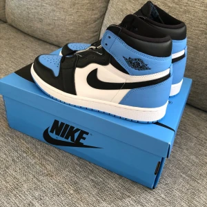 Nike air Jordan 1 UNC toe - Helt oanvända och givetvis äkta, köpta direkt från Nike SNKRS appen, kvitto på faktura finns också. Medföljer 2 par snören.
