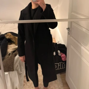 Kappa - Superfin kappa från H&M 🤍 Slits baktill! (Spegeln som är smutsig)