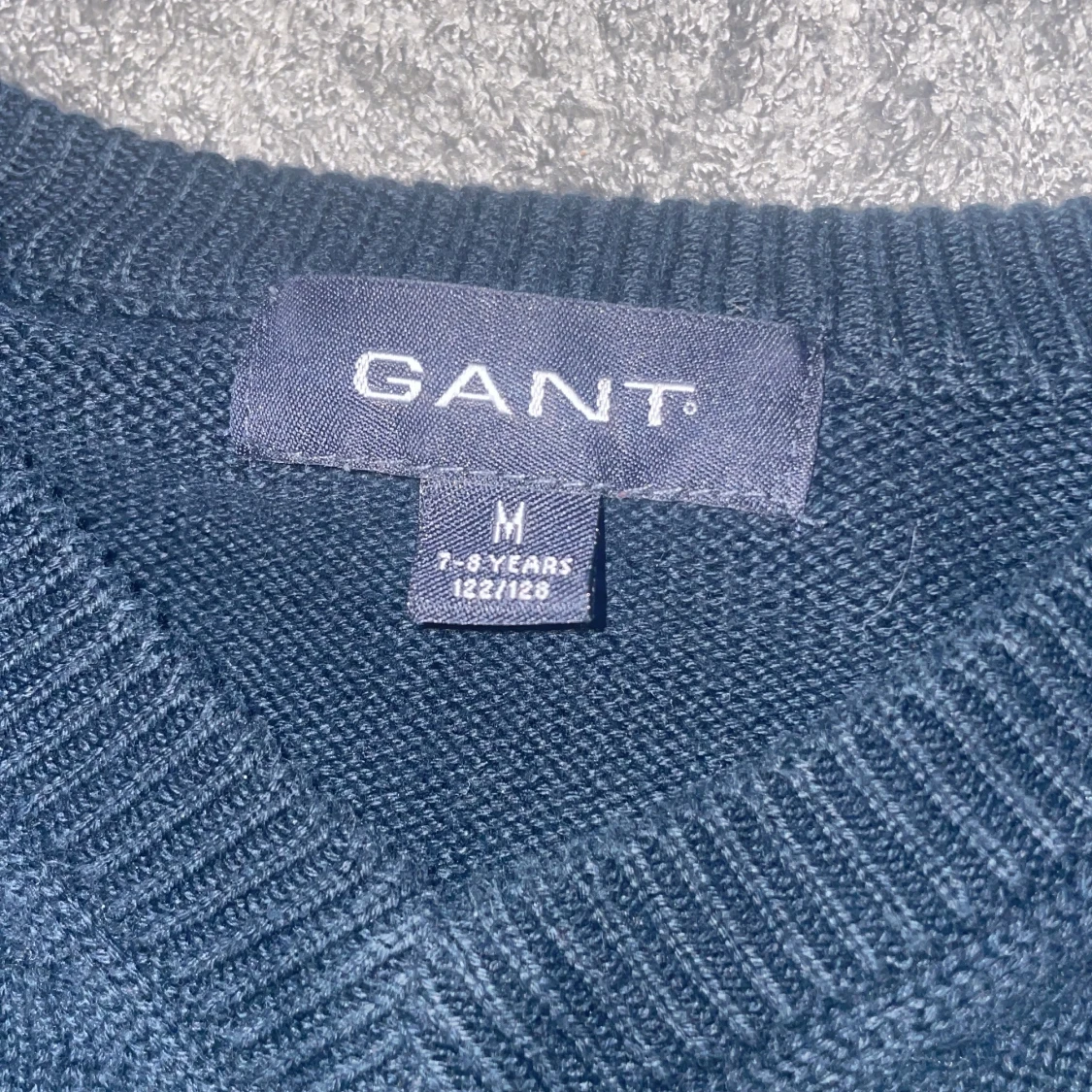 Mörkblå stickad tröja från GANT - 1