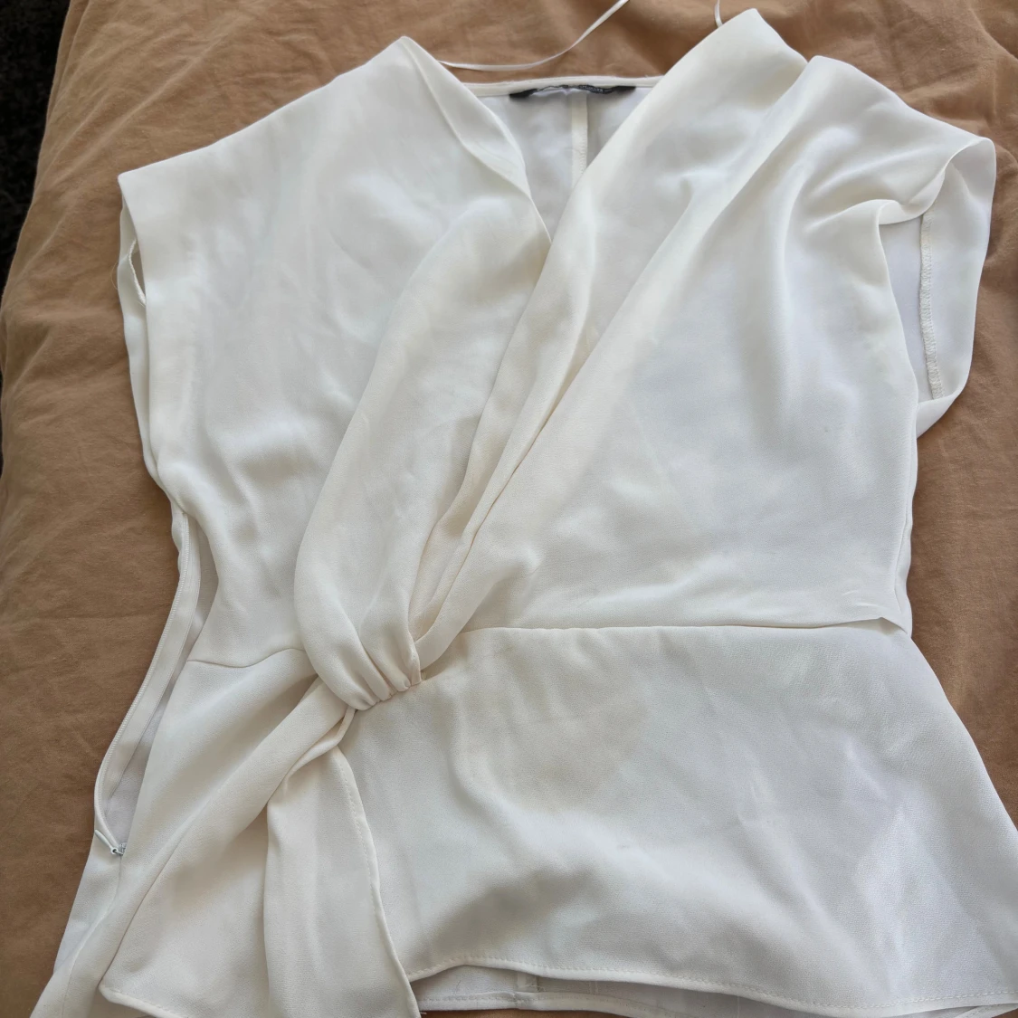 Vit omlottopp med knyt i midjan - 2