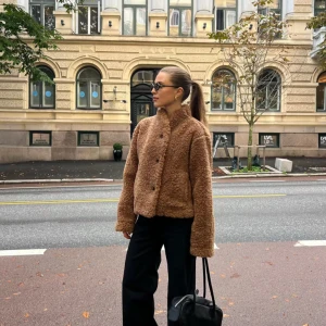 Beige teddyjacka med knappar - Såå mysig beige teddyjacka med rak passform. Aldrig använd, nypris 599❣️☺️