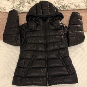 Moncler jacka - Säljer nu min ass snygga jacka från moncler. Den är i storlek 1 som motsvarar S i färgen svart, perfekt för dom lite kallare dagarna. Jackan är andvänd en vinter men är väldigt sparsamt andvänd, inga defekter eller fläckar. Hör av er om ni har några frågor.