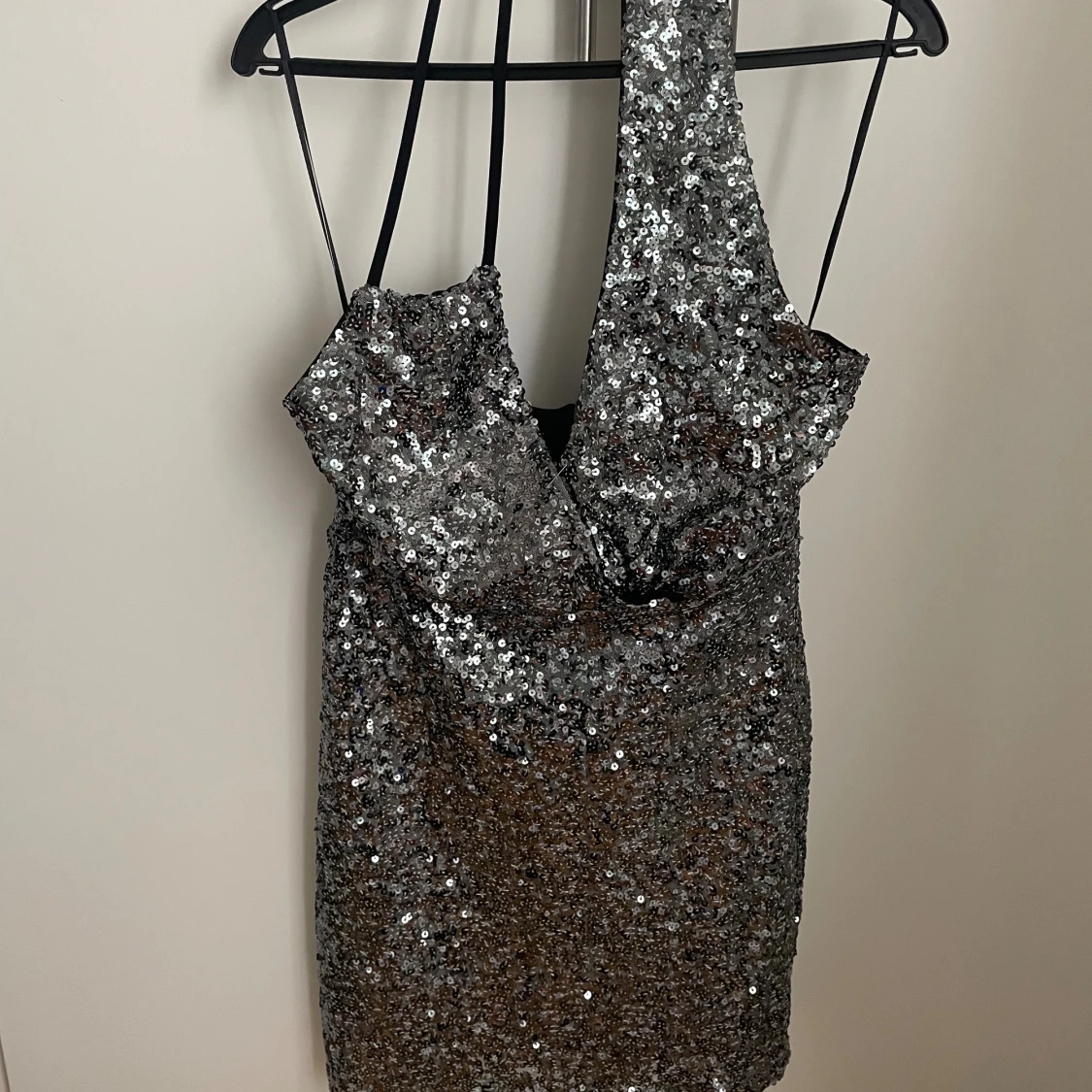 Glittrig silver ”one shoulder” klänning