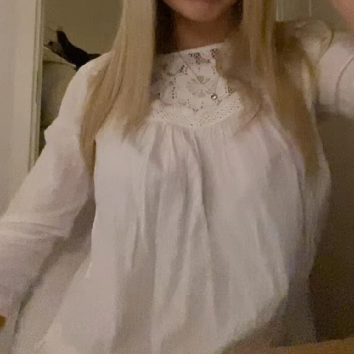 Vit blus med spetsdetaljer - 1