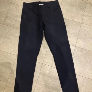 Golfbyxor från  Local Rule - Marinblå golfbyxor storlek L från Local Rule. Modell Tech Pants. Använda endast en runda.