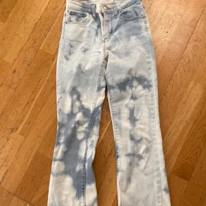 Coola jeans - As snygga jeans med ”tie dye” mönster