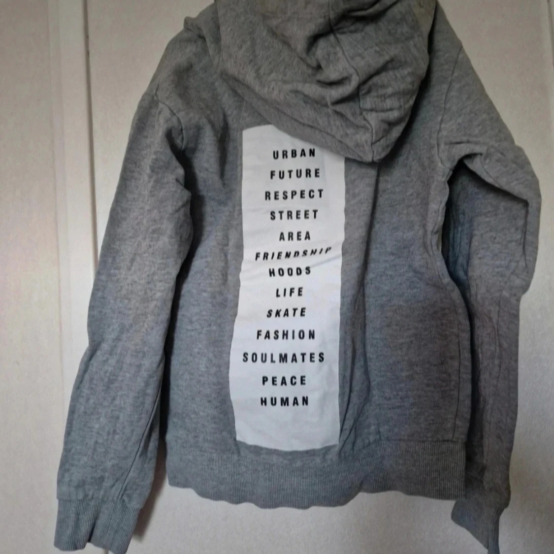 Grå hoodie med tryck - 1