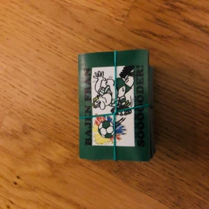 Bajen klibbor  - En rolig och färgglad bok med fotbollstema, perfekt för dig som gillar sport och humor! Omslaget visar en tecknad figur och en fotboll, vilket gör den extra kul för unga sportfans och Hammarby-supporters.