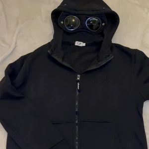 C.P Company Zip up Svart - Säljes i nytt skick Svart zip up i storlek L Sitter snyggt och bekvämt Frakt samma dag vid köp 💸 Pris: 649 kr – kan sänkas vid snabb affär Vid frågor eller intresse – skriv gärna
