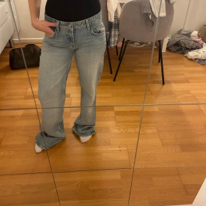Ljusblåa low rise jeans  - Säljer ett par ljusblå lågmidjade jeans ifrån Zara, oandvända bara prislappen som tagits av.