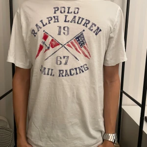Polo Ralph Lauren t shirt - Polo Ralph Lauren t shirt - storlek 14-16 (xs) - skick 9/10 - killen på bilden 173 - frågor? Kontakta mig