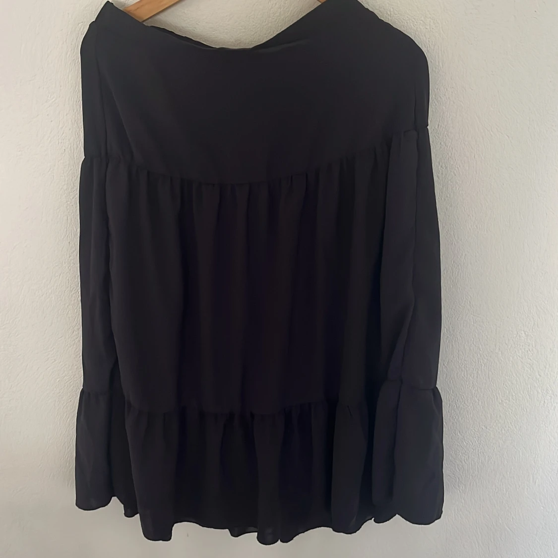 Svart volangkjol i lång modell