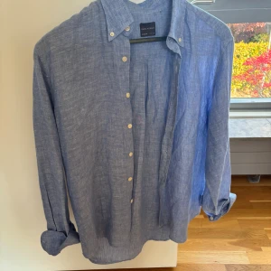 Blå linneskjorta Oscar Jacobson - Snygg blå linneskjorta från Oscar Jacobsson. I princip hela oanvänd (använd max 2 gånger) pga för stor. Storlek S men passar M. Nypris 1,8. Mitt pris 500. Hör av dig vid eventuella frågor eller liknande