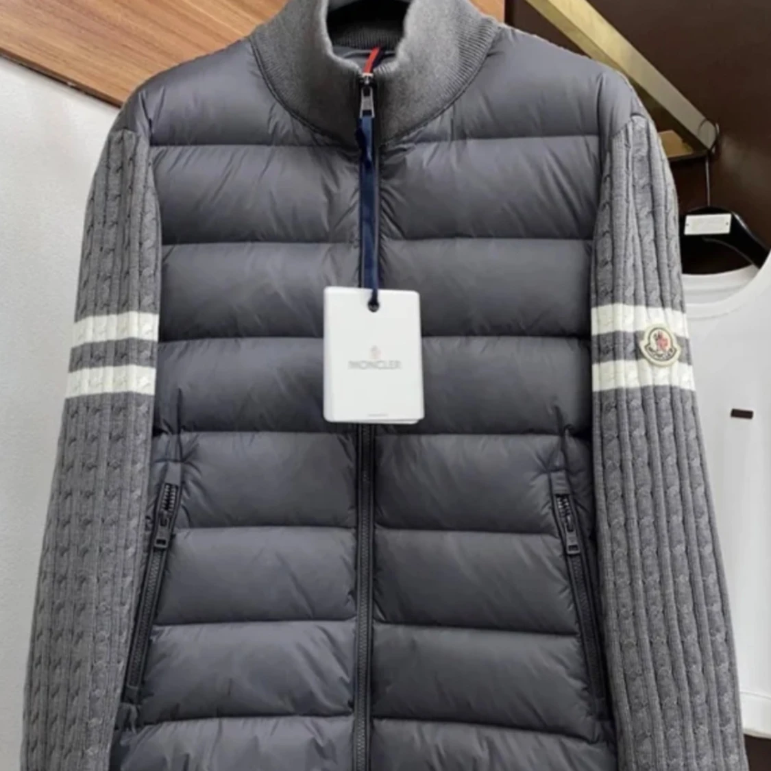 Grå pufferjacka från Moncler