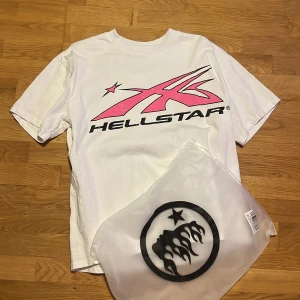 Hellstar T-shirt Vit - Oanvänd helt ny vit tröja från Hellstar, Storlek M, pris kan diskuteras, original prislappen finns i sista bilden.🌟