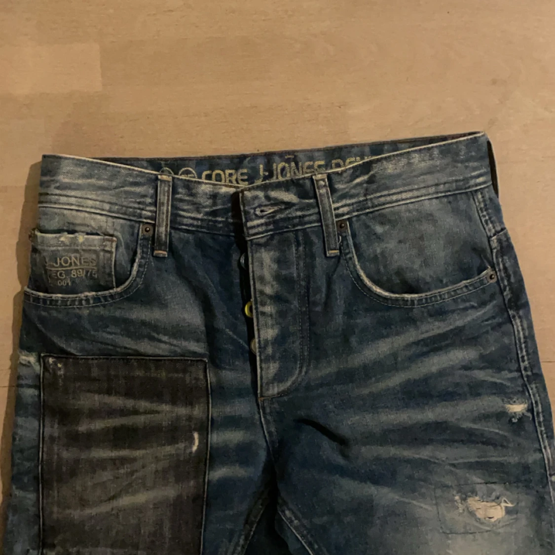 Patchade blå jeans från Jack & Jones - 1