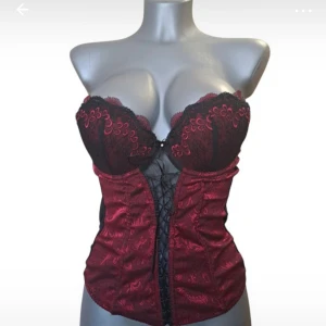 Röd korsett top - Röd korsett top med detaljer. Passar jättebra till halloween kostym eller att bara klä upp💕💕OBS lånad bild
