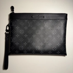 Väska  - Säljer min handväska. Har endast använt den ett fåtal gånger. Skick: 10/10. Vänligen kontakta mig innan köp, och fråga gärna om du vill ha mer information eller fler bilder på väskan.