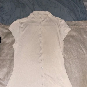 Beige ribbad stickad med knappar - Helt ny aldrig använd!