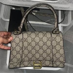 handväska beige/grå - Snygg handväska Beige/grå och bruna toner, stilren form med både handtag och axelrem. Perfekt för dig som gillar lyxiga designer och vill sticka ut med en unik väska.