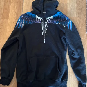 Marcell burlon hoodie - Marcell burlon hoodie i svart färg, A kopparföremål riktigt bra pris, storlek xxl men passar M-L