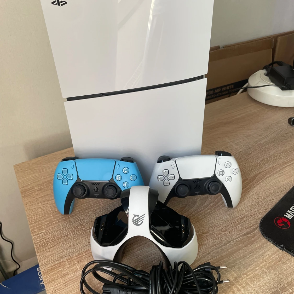 PlayStation 5 med två DualSense-kontroller