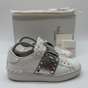 VALENTINO ROCKSTUD - Valentino rockstud - Skick: 9/10 - Storlek 36,5 sitter som 37 - Tillbehör: Enbart skorna - Nypris 7700kr - Hör av dig vid minsta fundering