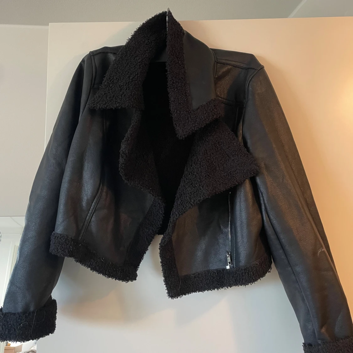 Svart teddyjacka i skinnimitation