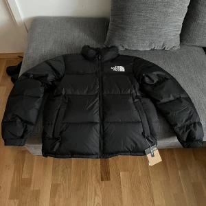 Svart dunjacka The North Face 700 - Svart dunjacka från The North Face med 700-fill power, med broderad logga på bröstet och ryggen. Perfekt för kalla dagar och riktigt snygg streetstil. Priset kan diskuteras skriv gärna vid intresse 😘😘😘