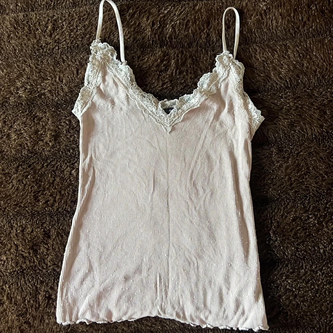 Ljusbeige spetslinnetopp från Amisu