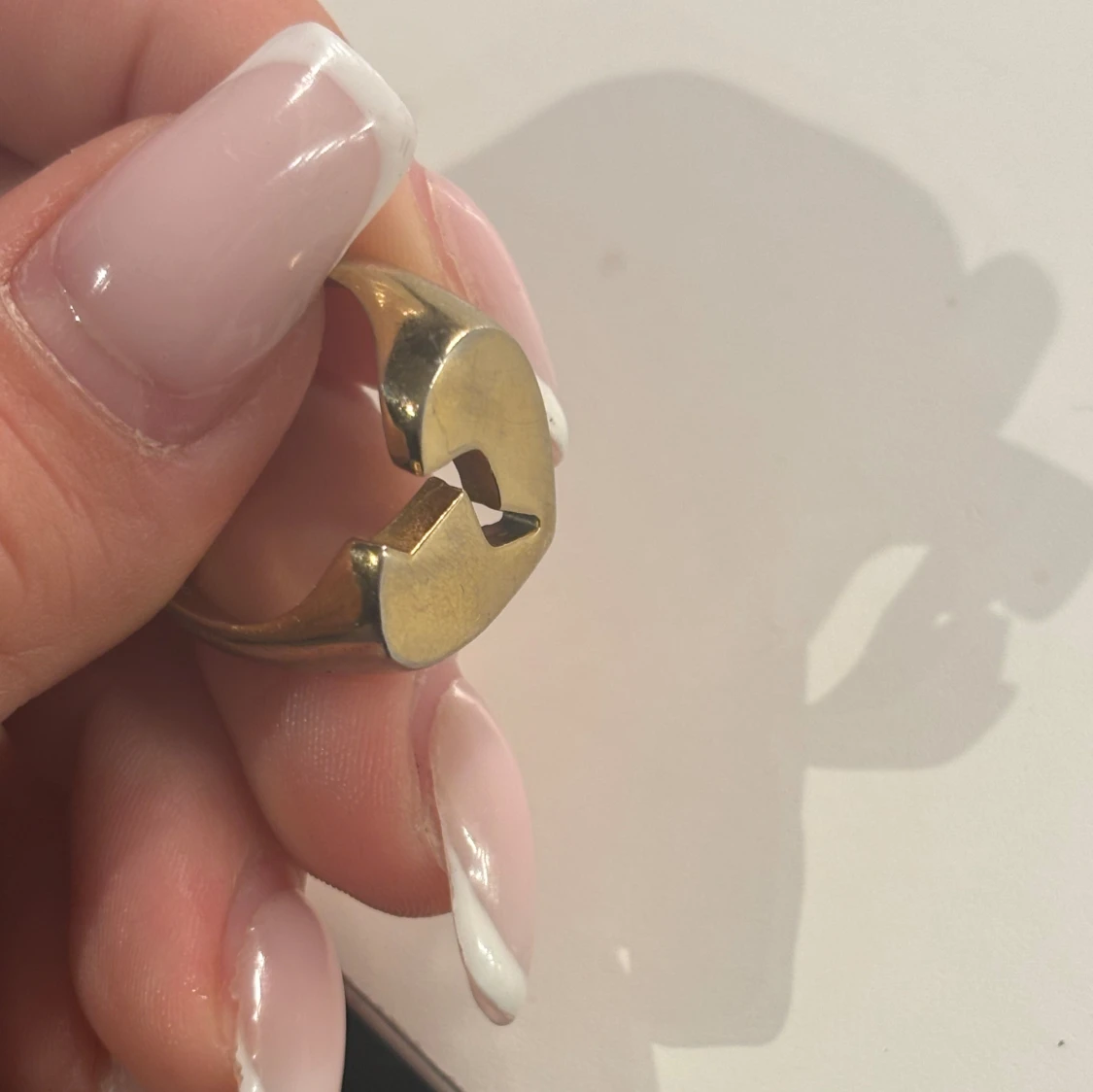 Guldfärgad ring med hjärtdesign - 4