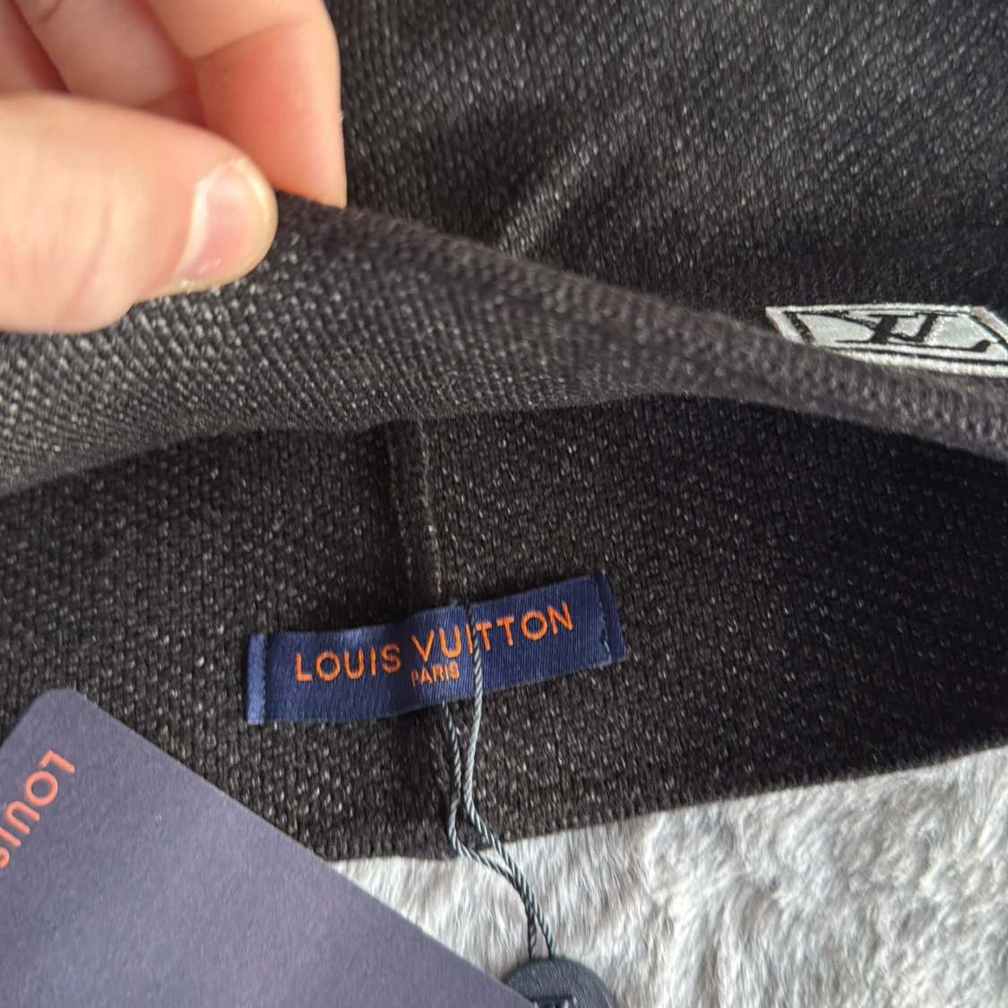 Svart mössa från L och V - 2