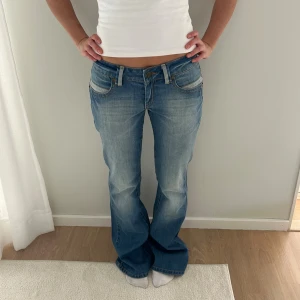 Lågmidjade bootcut jeans  - Lågmidjade bootcut jeans i storlek S. Midja: 37x2 cm, innerben: 82 cm. 