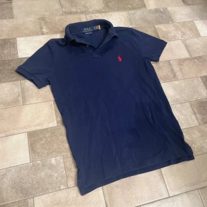 Ralph lauren pike - En mörkblå piké från ralph lauren. Finns inga stora defekter som tyder på användning 