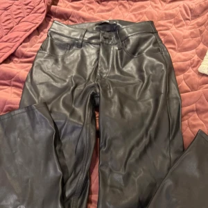 Skinnbyxor - Säljer dessa då dom är lite korta för mig. Storlek xs/34. Dessa är knappt använda.