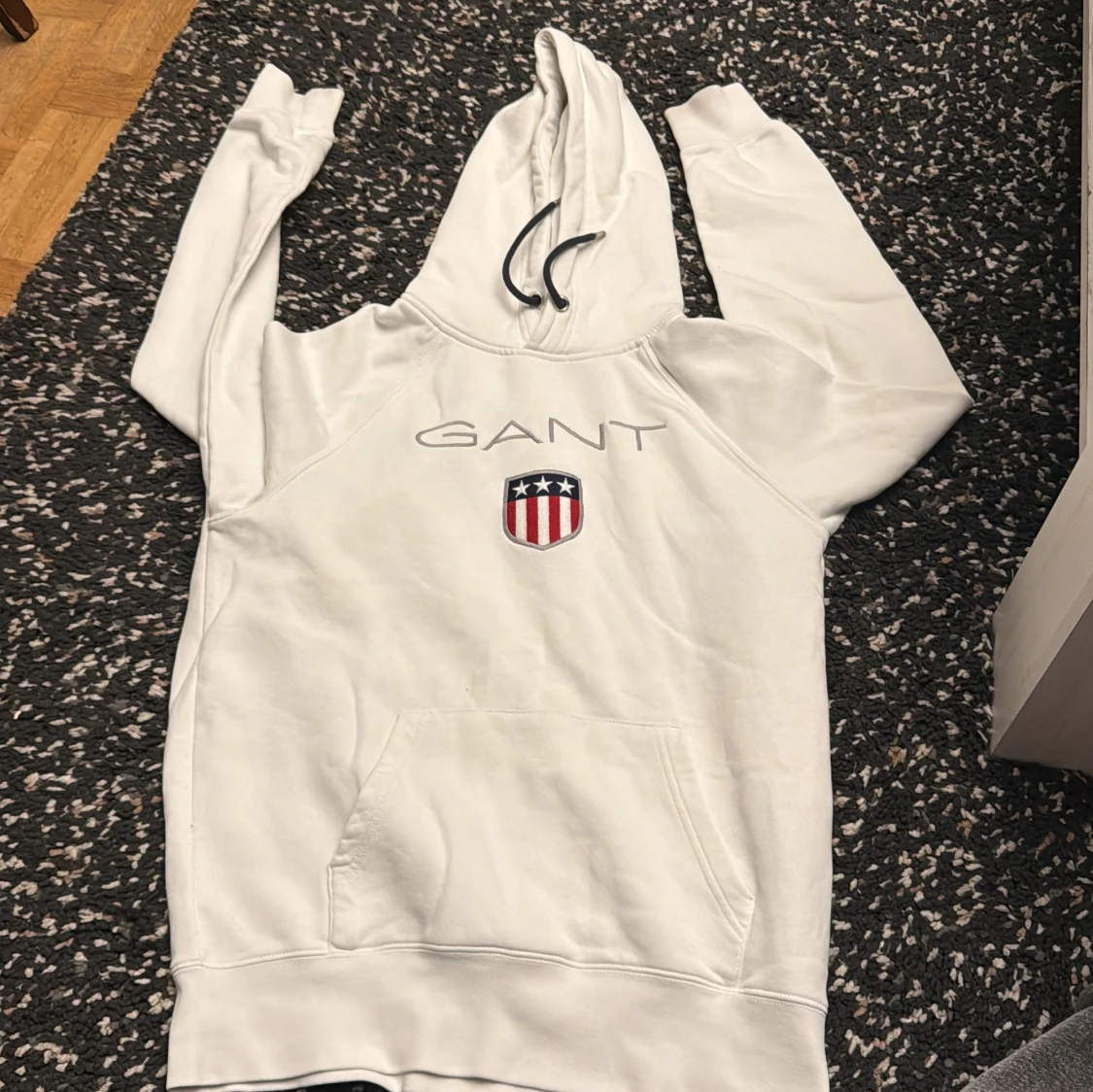 Vit hoodie från GANT med broderad logga