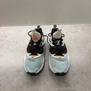 Nike zoom freak 3 - Säljer ett par snygga Nike sneakers med vit och ljusblå ovandel, svarta detaljer och cool turkosmönstrad sula. Skorna har använts ett fåtal gånger. Jag har kvar kartong. 