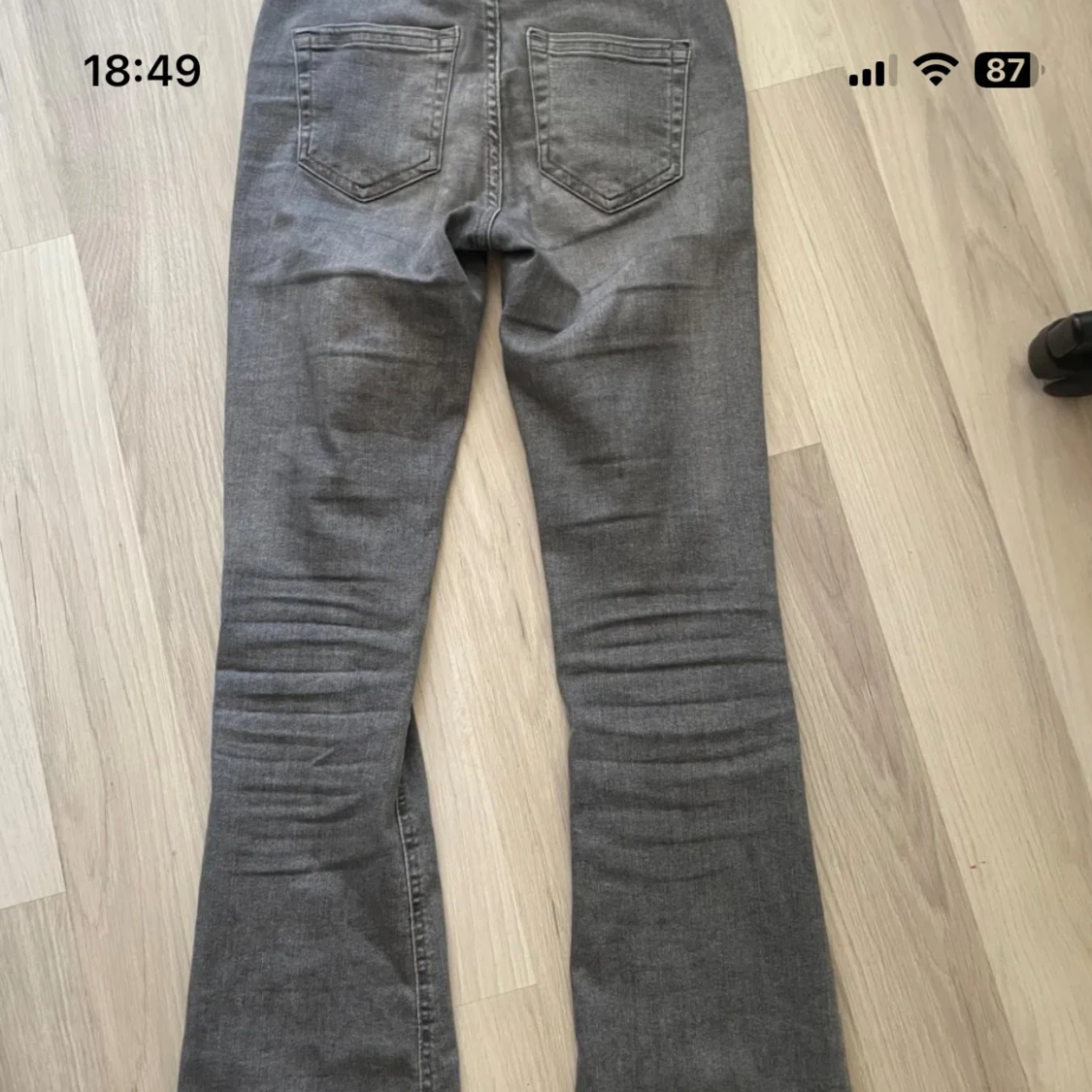 Grå bootcut jeans med rå kant - 1