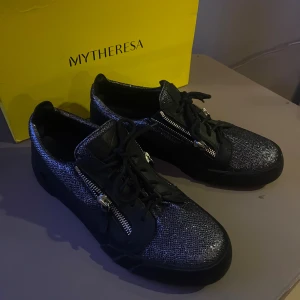 Giuseppe Zanotti skor - Säljer dessa riktigt feta Giuseppe Zanotti skor, riktigt bra skick och perfekta till höst/vinter!