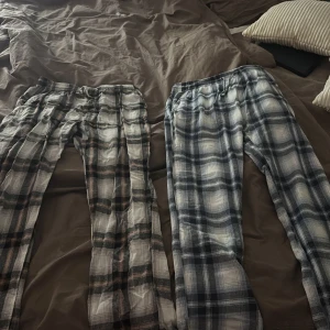 Två rutiga mjukisbyxor från 157, S - Säljer två par rutiga mjukisbyxor från 157 i storlek S. Ena paret har svart, vitt och rosa rutmönster, det andra har blått och vitt rutmönster. Båda har resår i midjan och är gjorda i mjukt bomullstyg, perfekta för chill dagar hemma. Skrynkliga då de är ny tvättade!! Tveka inte att höra av dig kring frågor eller fler bilder💕går att köpa en av de (30kr för ett par)