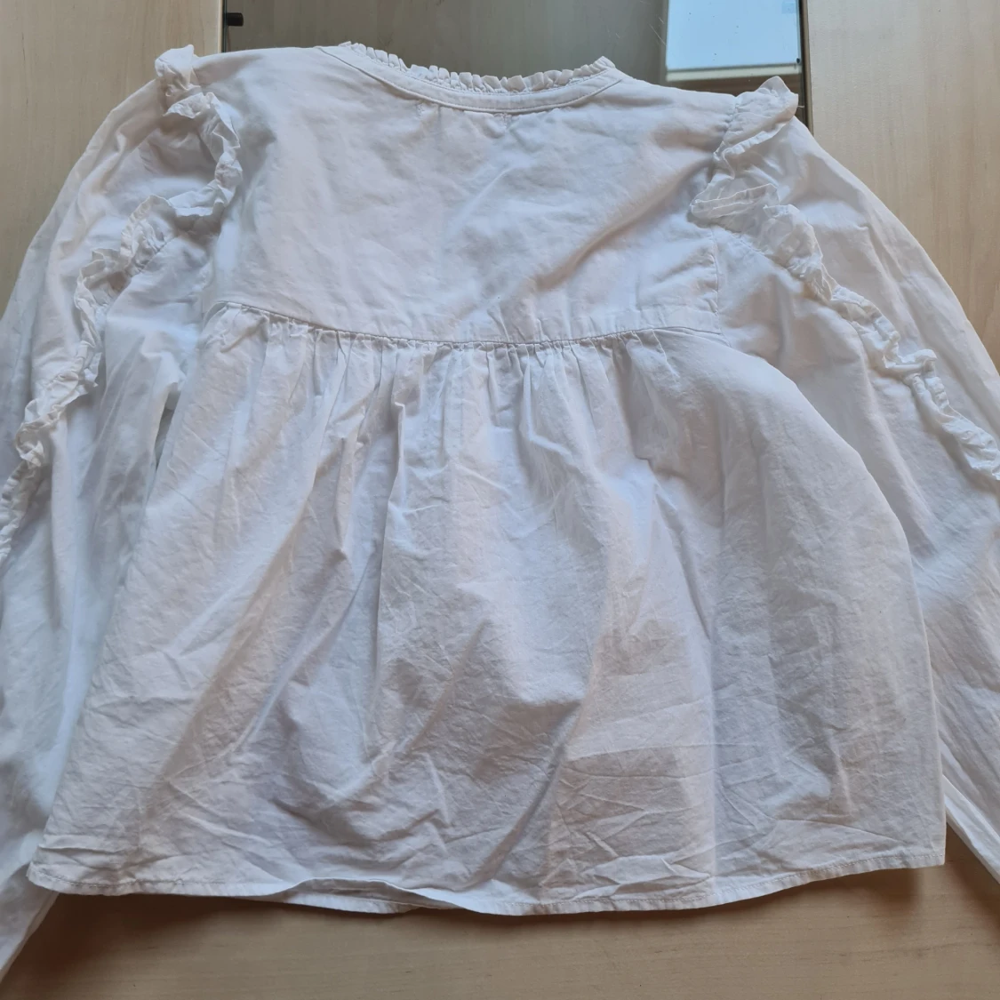 Vit blus med volangdetaljer - 3