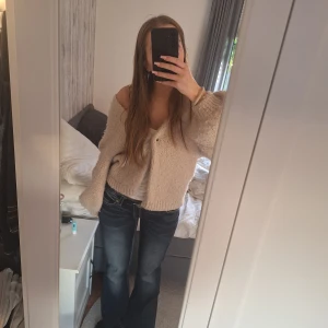 Blå bootcut jeans från Gina Tricot - Snygga mörkblå bootcut jeans från Gina Tricot med broderade bakfickor och markerade sömmar. Jeansen har klassisk femficksdesign, låg midja och är tillverkade i stretchigt denim för en bekväm passform. Använt 1 gång, då jag köpte för stor storlek.