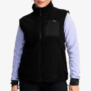 Teddy väst  - Svart teddy väst från revolution race, mycket fint skick! Väldigt populär och eftertraktad. Helt slutsåld i denna storken på deras hemsida. Köptes för 799kr.🖤