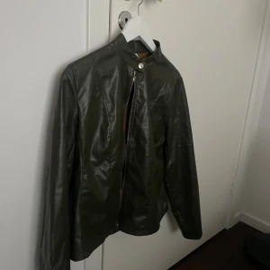 Höstjacka  - Jättefin höstjacka! Långärmad och i mjukt syntetmaterial som ser ut som läder.