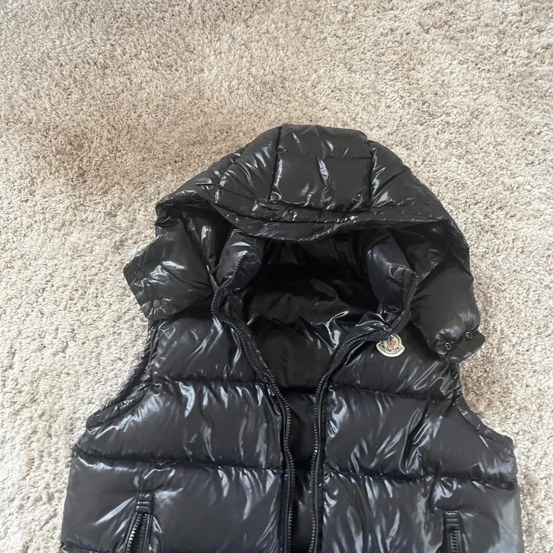 Svart dunväst från Moncler med luva